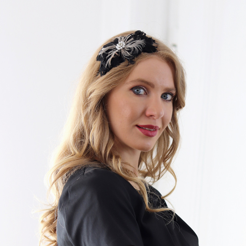 Meghan - čierna čelenka z kučeravého peria 1