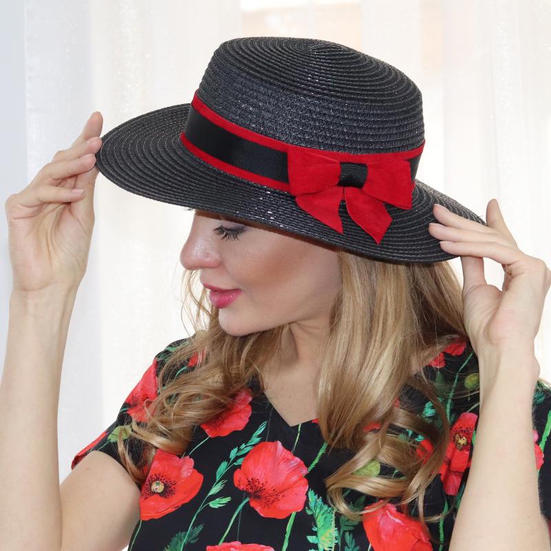 Poppy - čierny "boater" klobúk s elegantnou červenou mašľou 1