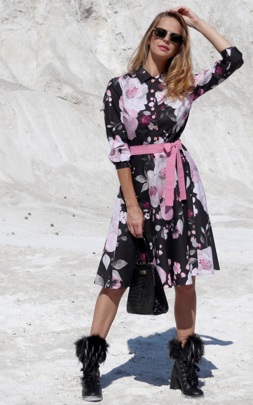 Amber - košeľové šaty s kvetmi na čiernom podklade 1