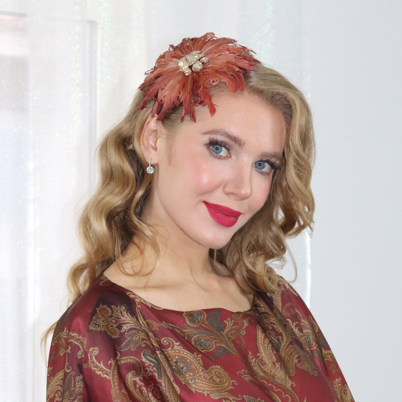 Gwen - vínovo hnedý fascinátor z kučeravého peria 1