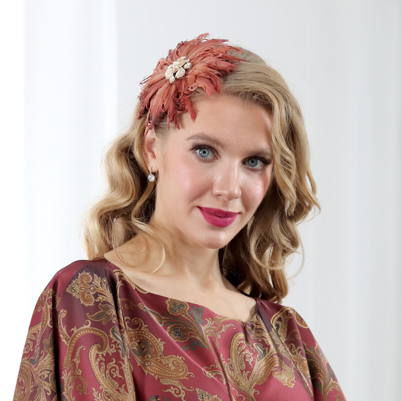 Gwen - vínovo hnedý fascinátor z kučeravého peria 2