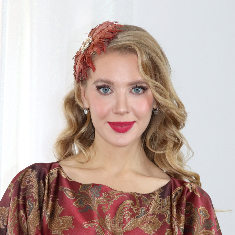 Gwen - vínovo hnedý fascinátor z kučeravého peria