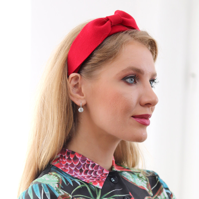 Beatrice - červená čelenka 2