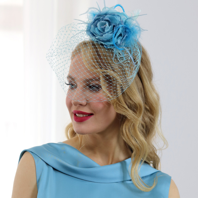 Daniela - aqua modrý fascinátor s hodvábnou ružou a závojom 1