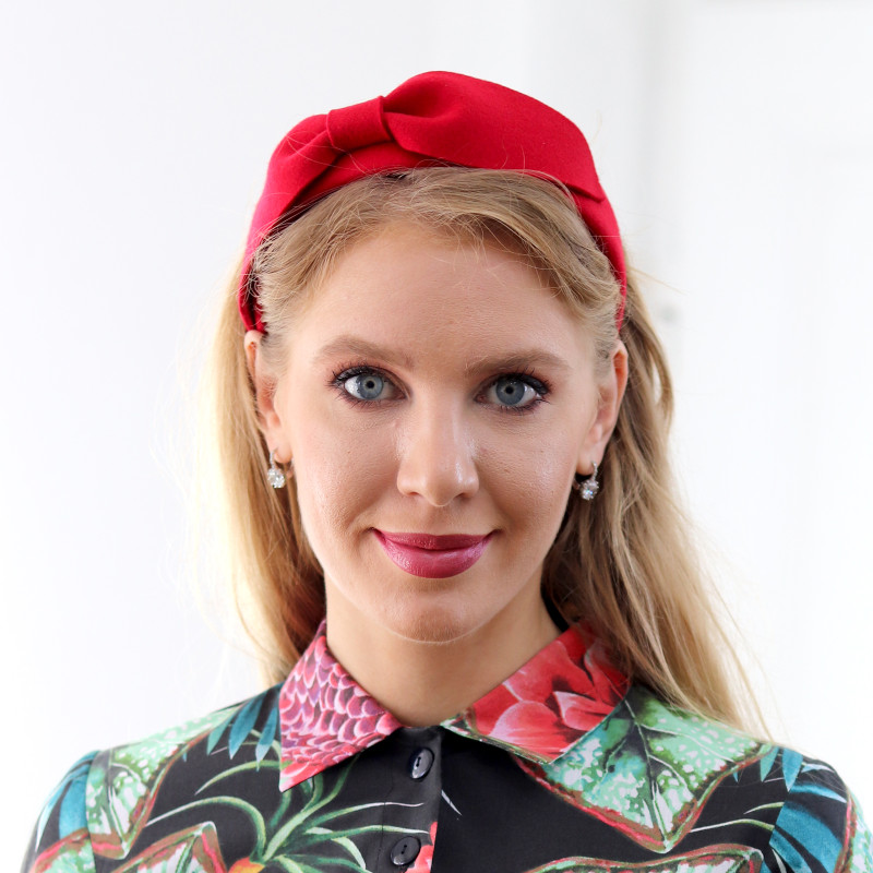Beatrice - červená čelenka